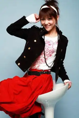 型秀美女贾青转签新东家 暂别歌坛开新路(组图)