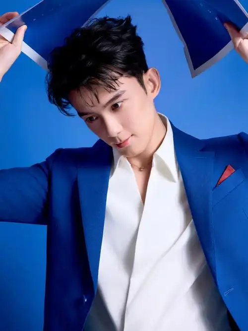 天空被泼上一层深邃蓝幕,短暂却浓烈的静谧时刻里,听着风的