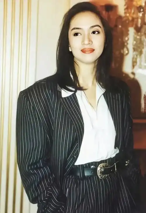 梅艳芳壁纸,她不仅是香港的女儿,更是华语乐坛的瑰宝