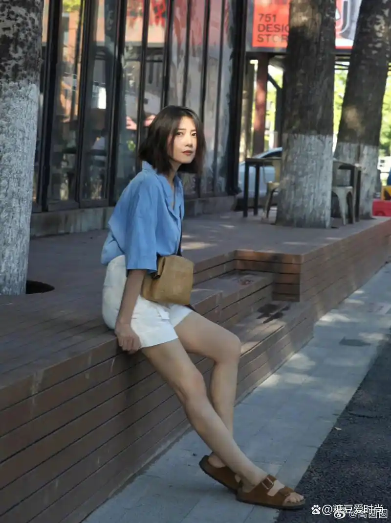 高圆圆的清新淡雅气质总是"看不腻"穿蓝短袖衬衫配白短裤,绝美
