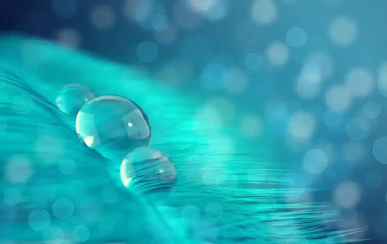 透明水滴在模糊的宏观背景