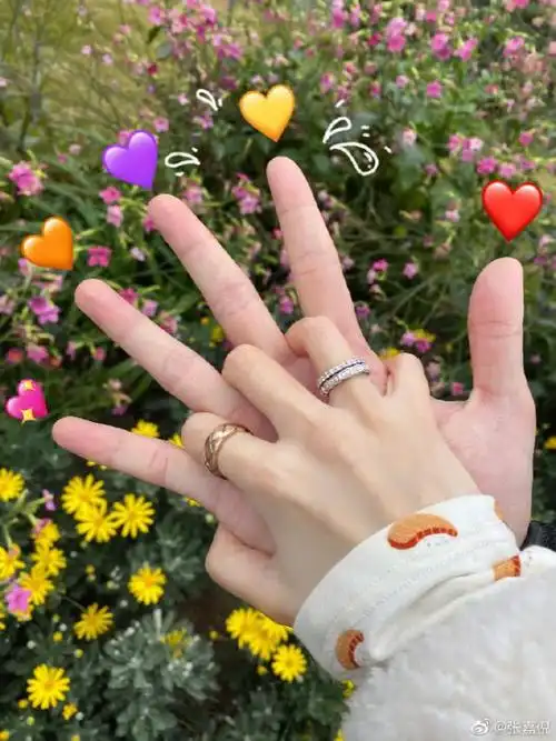 张嘉倪情人节秀恩爱和买超花式比心一只手上戴三个戒指