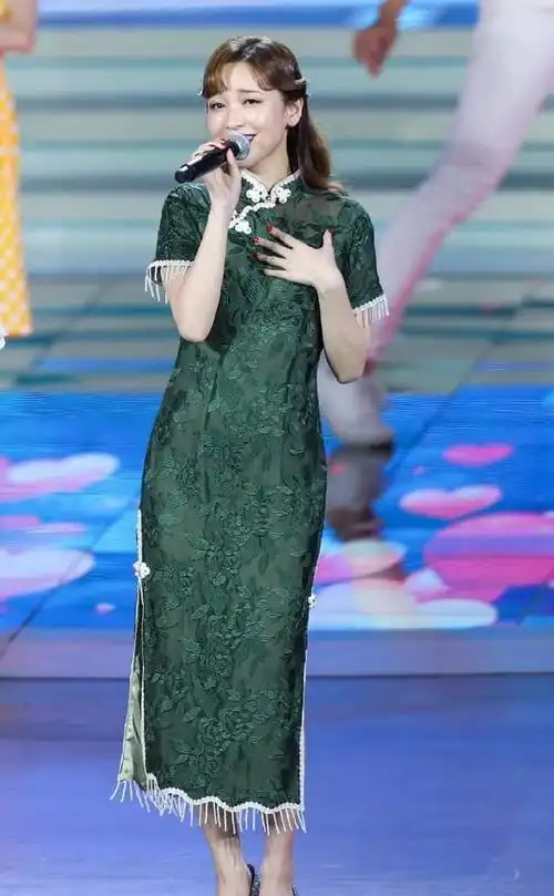 生了娃的张嘉倪还是这么会穿鹅黄色旗袍勾勒出曲线羡慕了