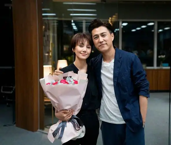 靳东个人简介身高("叔圈天花板"靳东,娶二婚妻子李佳)