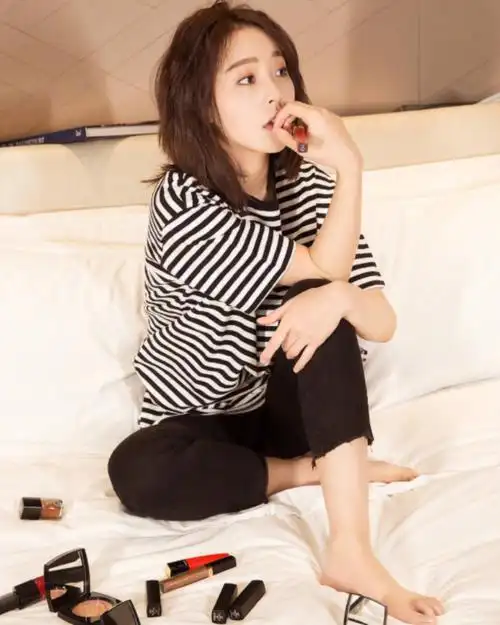 演员张佳宁的个人资料简介:从小父母离异,不原谅生父20年,如今34岁