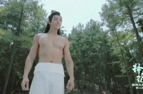 尤其是剧中炸水的剧情中,张峻宁宽衣解带,大秀腹肌,一身腱子肉,好吧