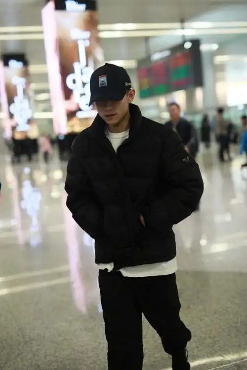 张一山一身休闲装走机场穿搭低调不像明星黑白配显帅气