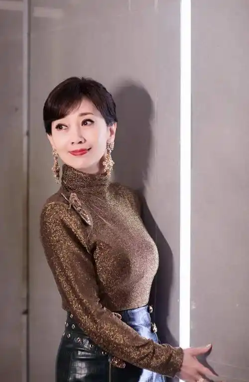 70岁赵雅芝不服老,穿"紧身衫"秀凹凸感,踩10cm高跟鞋真洋气_基础_女人