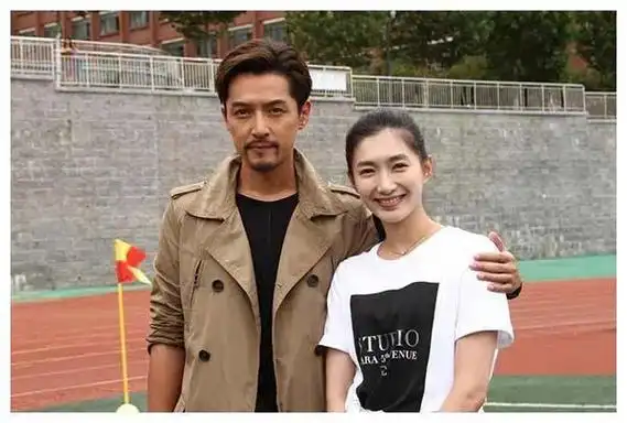 胡歌携妻子现身繁花感谢粉丝关心与支持亲自回应期待