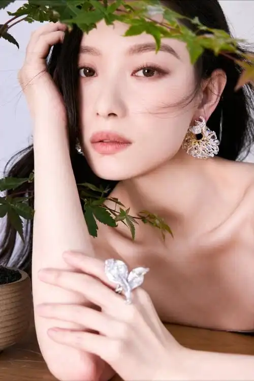 倪妮缎面金裙##倪妮工作室放饭了