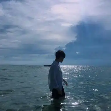 男生在海边的帅气背影侧脸头像 面朝大海日落男生头像图片