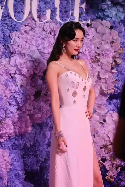 杨幂白色长裙出席活动,惊艳众人!