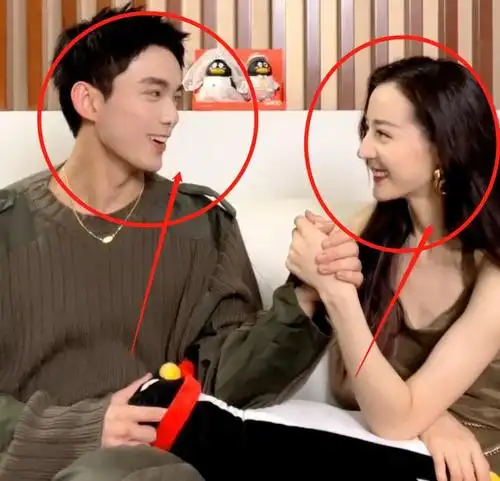 热巴吴磊同框直播,无ps截图暴露真实颜值,相差7岁的脸让人看愣