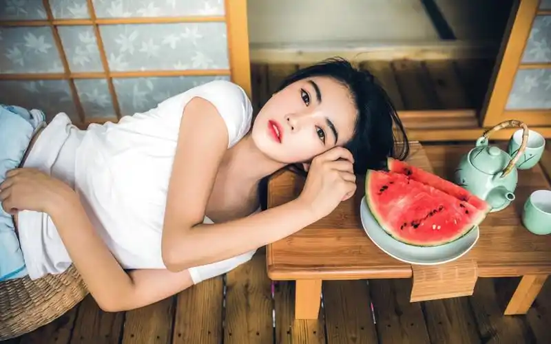 甜美棒球帽可爱女生高清桌面壁纸