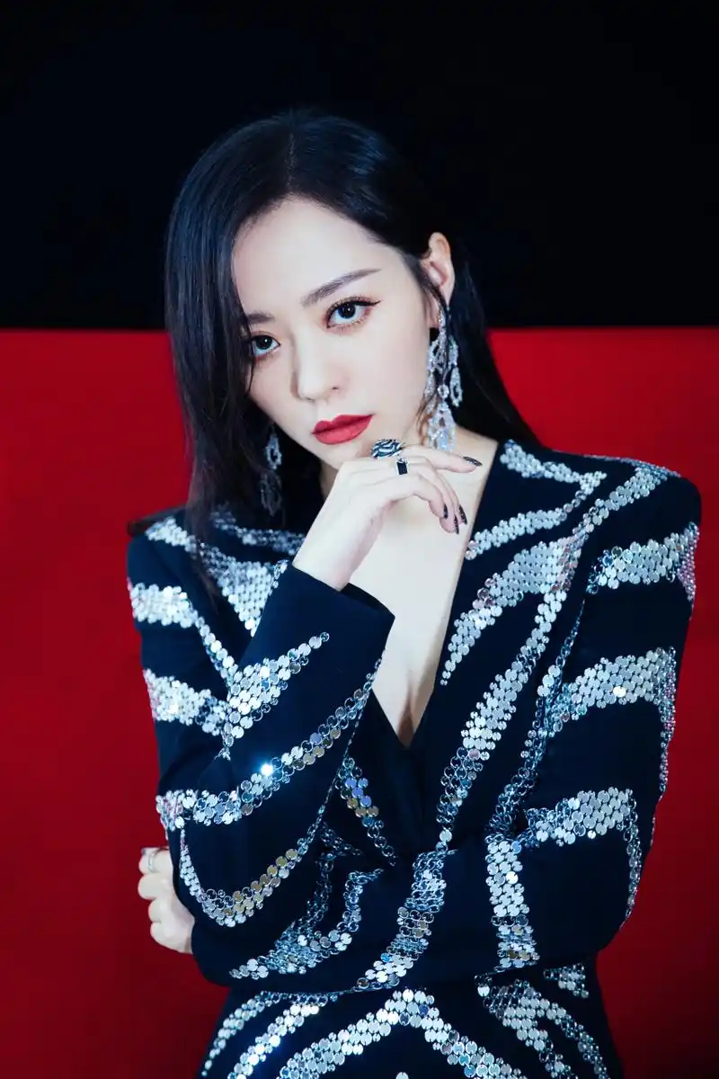 张靓颖@张靓颖中国新说唱画映交错,光影迷情,指间的黑白玫瑰,与浓烈