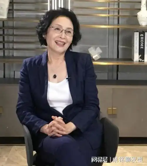 66岁宋晓英水润洋气穿搭精致卷发干练状态真实风韵不减当年