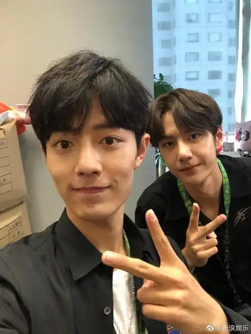 肖战凌晨晒合影为王一博庆生 还在线打假高仿号
