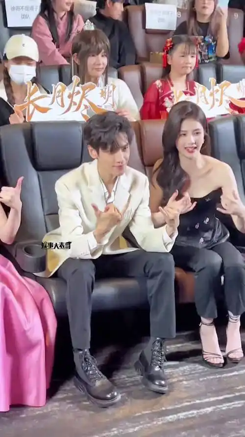 罗云熙白鹿长月烬明见面会全场大合照!