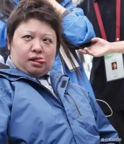 韩红做慈善机场被偶遇!暴瘦40斤腹部平坦,穿短袖露一截白净手臂