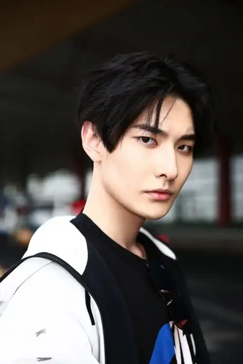 也像气质高贵清冷的超模