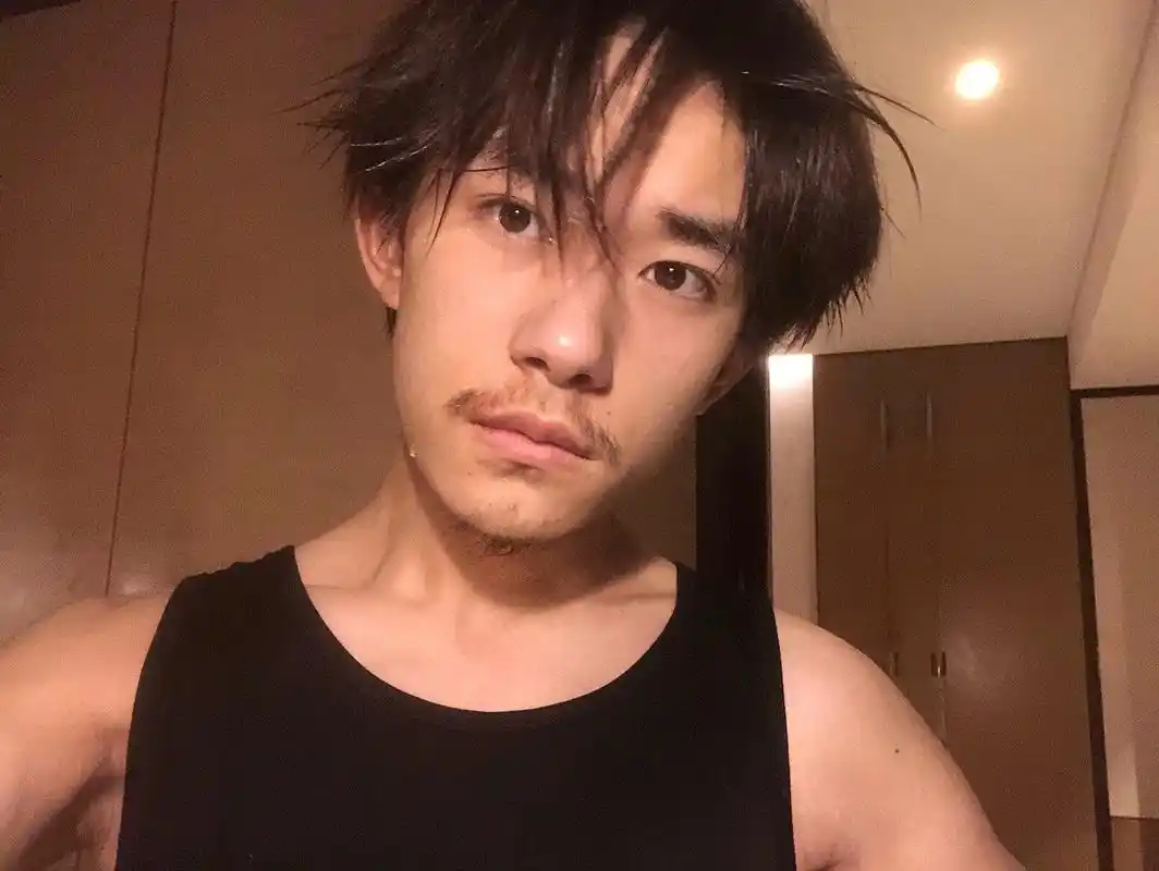 个性自拍,生图绝美,易烊千玺怎么有两幅面孔