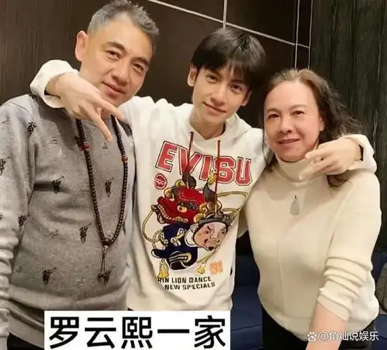 明星们的全家福看看长得像妈妈还是爸爸呢