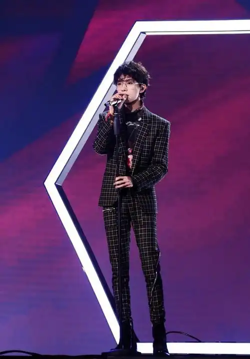 [tfboys][分享]201103 易烊千玺立麦造型合集,王者风范十足的拽酷少年