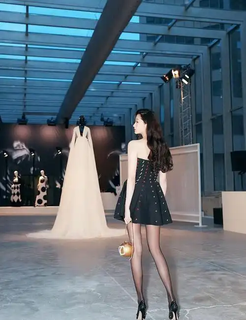 关晓彤波浪卷发红唇惹眼着黑色礼服秀修长美腿气质绝佳