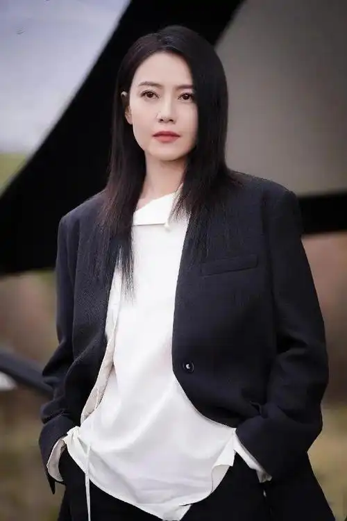 高圆圆最新活动生图,黑色西装披散长发,又美又帅|发型|穿搭|模特|白衬