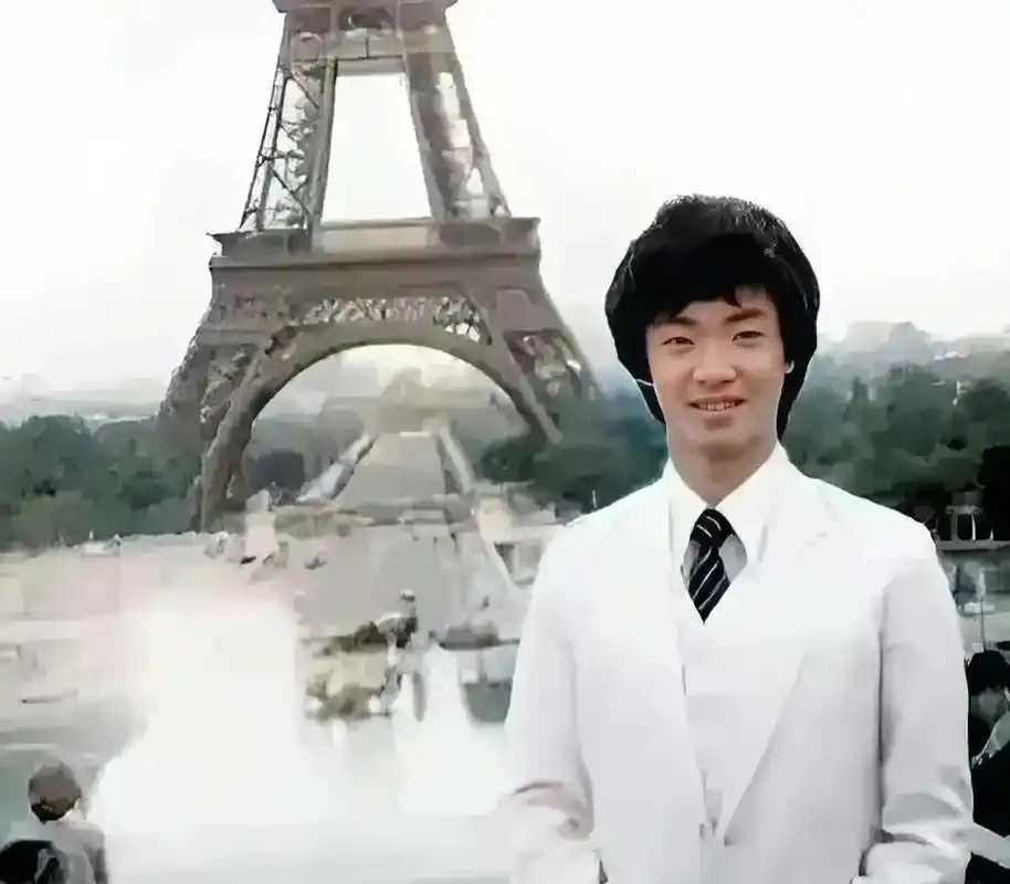 1995年,金星在法国埃菲尔铁塔前留下了一张珍贵的照片.