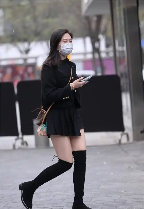 春天可以穿着过膝靴,保暖效果不错还时尚,可以搭配出不同风格_黑色