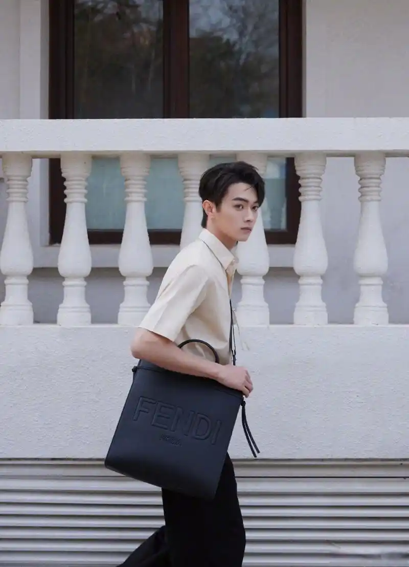 02@许凯soso 最新写真曝光,身穿米黄色t搭配黑色西装裤,男大既视感!