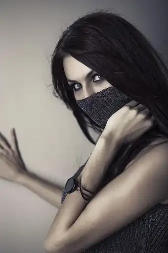 暗色调蒙面女人摄影图图片下载