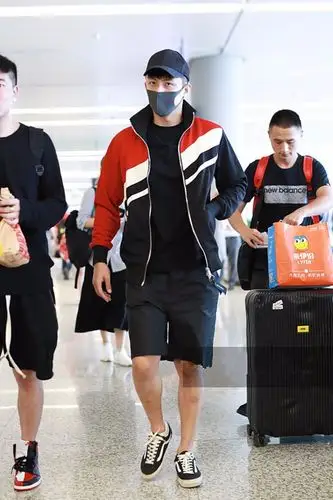 2018年8月22日,黄景瑜现身上海机场,当天他穿身穿红黑白拼色运动外套