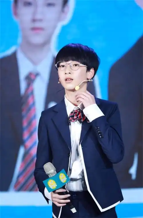 原际画一期生真人亮相 跨次元偶像惊艳全场