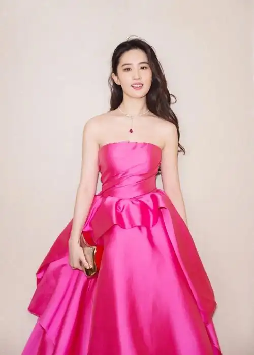 组图:刘亦菲着抹胸粉裙飘来仙气 神仙姐姐名不虚传