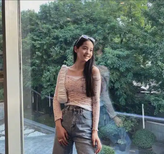 20岁的欧阳娜娜身材有看点,碎花露肩上衣搭配牛仔裤,养眼又气质_黑色