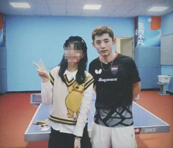 张继科近况曝光变身潮男状态佳在俱乐部当教练每天被女粉围观