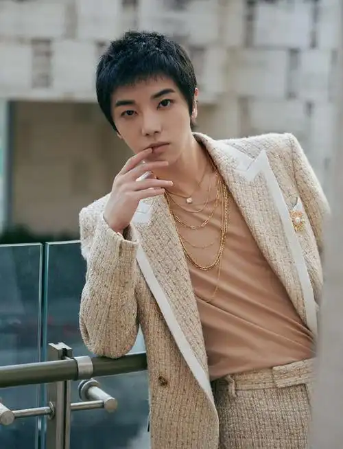 华晨宇短发造型 男友力十足!