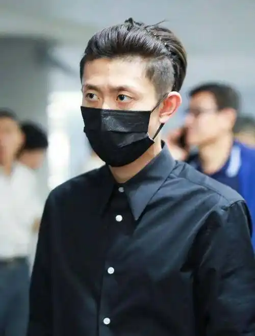 张一山换新发型,穿衬衫还非得解掉3颗扣子,看眼神还以为是夏雨_穿着