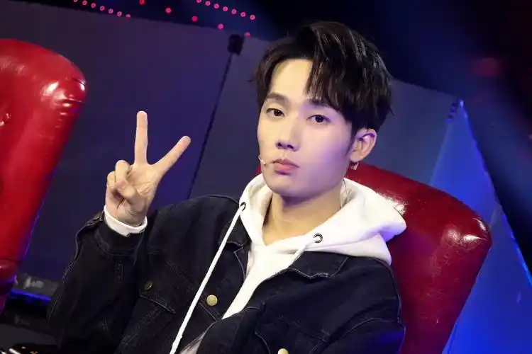 蒋敦豪二次夺冠后综艺首秀三顾蒙面助力猜评团