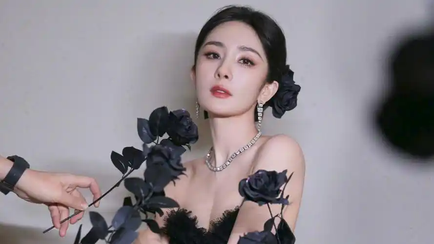 gq盛典杨幂美绝了!定点拍摄对镜头抛飞吻,看到人脑袋犯迷糊