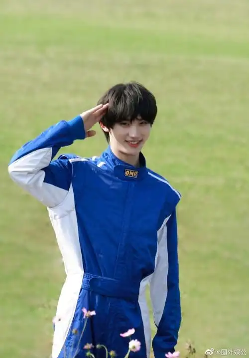 丁程鑫雾霾蓝西装造型