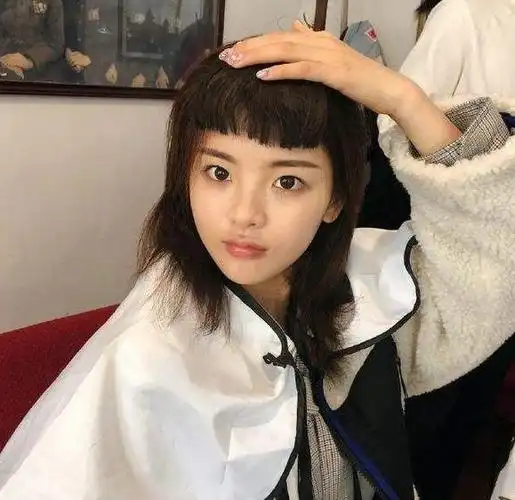 不愧为"锦鲤本鲤"!杨超越打工都能意外出道,看到旧照后我信了