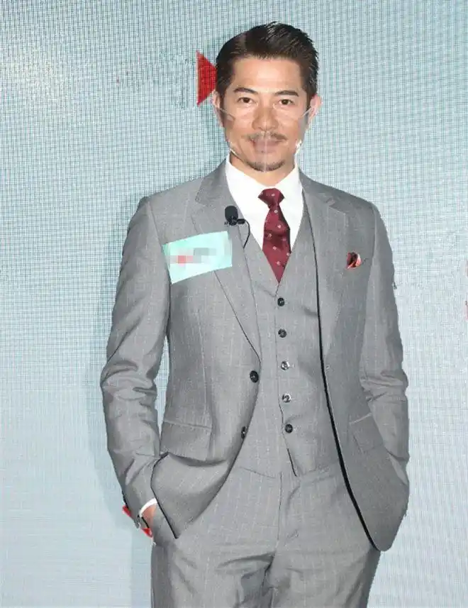 活动当日,"天王"郭富城梳着大背头,穿了一身质感很好的灰色西装,整个