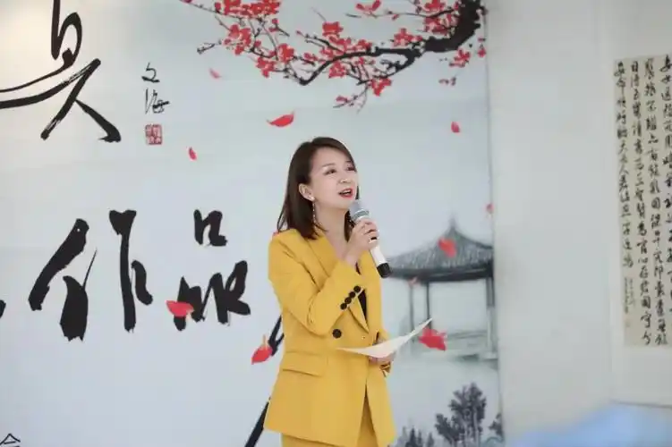 (北京电视台主持人王蕾主持开幕式)