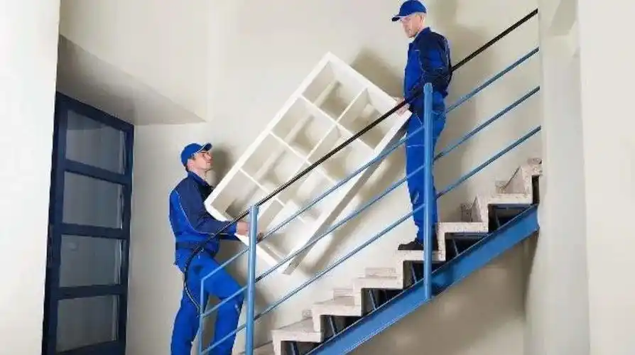 从力学角度来讲,重物如果在两个人中间,就算是在像楼梯这种倾斜的地方