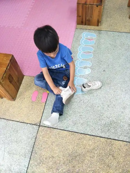 《小班幼儿入园区域适应》惠安第二实验幼儿园小五班 写美篇吃饭 脱鞋