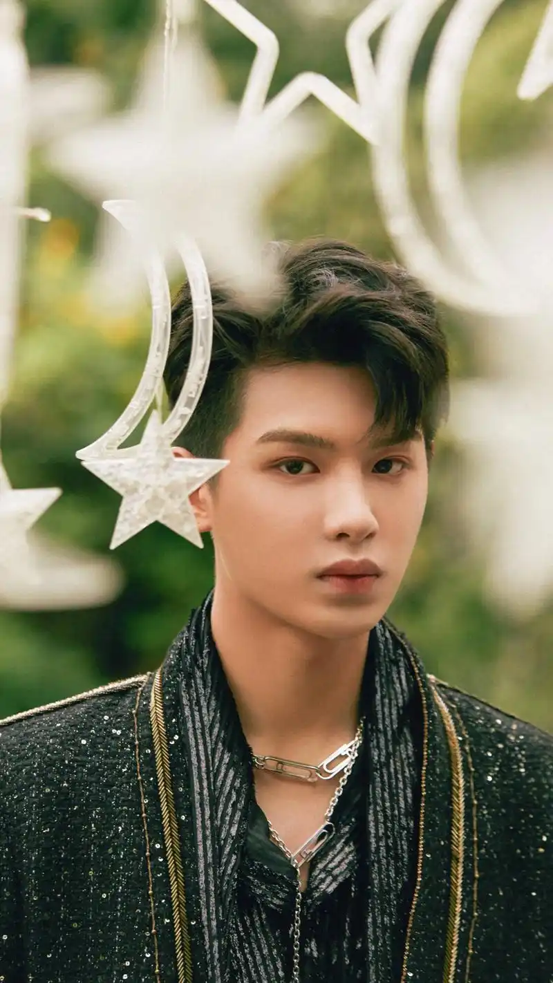 歌手黄明昊,机灵活泼,出类拔萃,来看帅气写真照