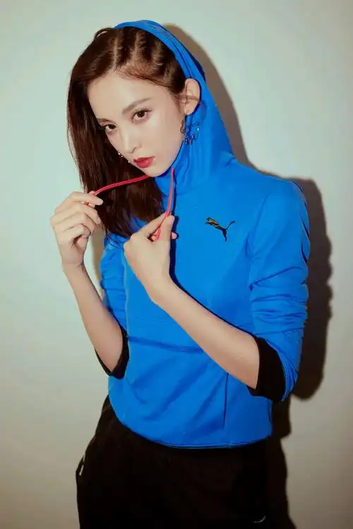 古力娜扎一身运动装扮,活力满满,酷劲十足!